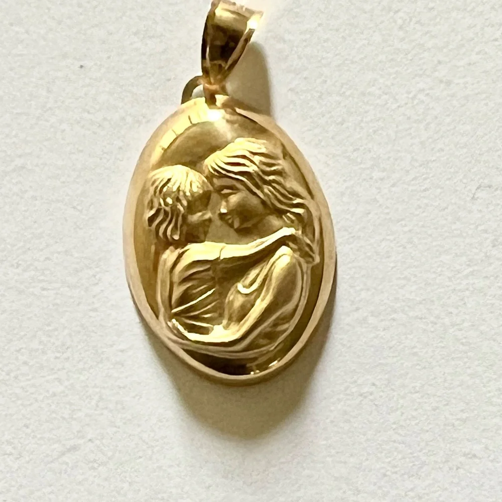 14K Yellow Gold Mother & Child Oval Pendant 1.55g 26x18mm Religious